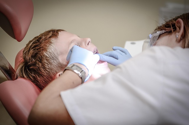 Un dentiste bruxellois écope d’un an de prison avec sursis après des attouchements sur une patiente mineure