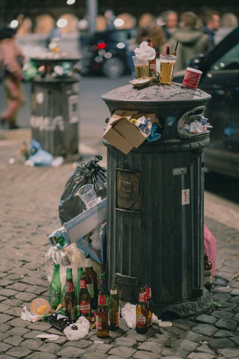 Sacrée pagaille à Forest ! Le PTB dénonce les poubelles qui s'entassent et pointe le gouvernement bruxellois
