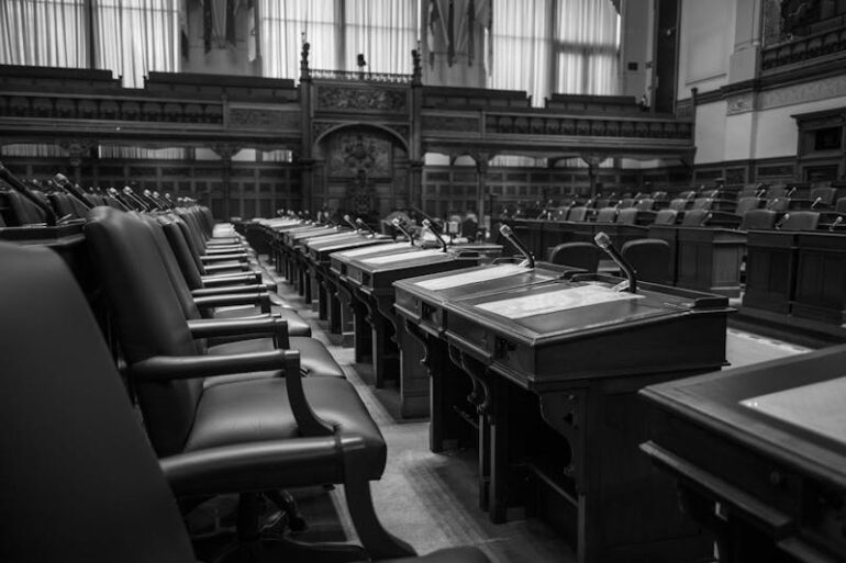 Réforme des pensions : petit coup de frein à la Chambre, l'opposition saisit le Conseil d'État