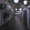 Triste fin de soirée dans le métro bruxellois : une découverte macabre secoue la capitale