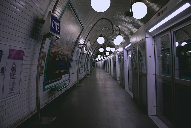 Triste fin de soirée dans le métro bruxellois : une découverte macabre secoue la capitale